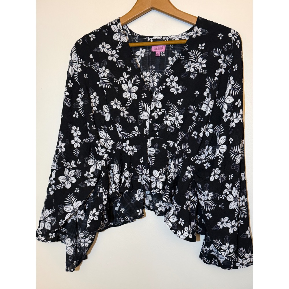 Mi Ami Francesca's Gracelin Floral Bell Sleeve V-Neck Boho Black White Small
